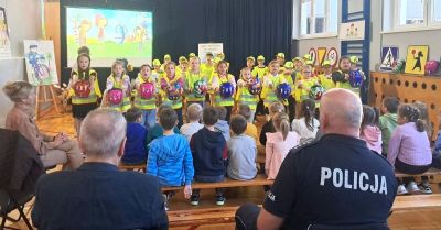 Pierwszaki uczą się bezpiecznej drogi w SP7 w Świeciu